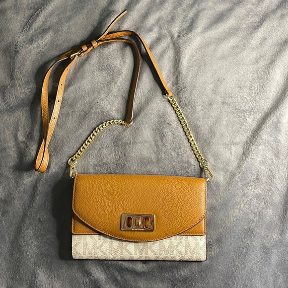 Michael Kors crossbody clutch - Picture 1 of 7